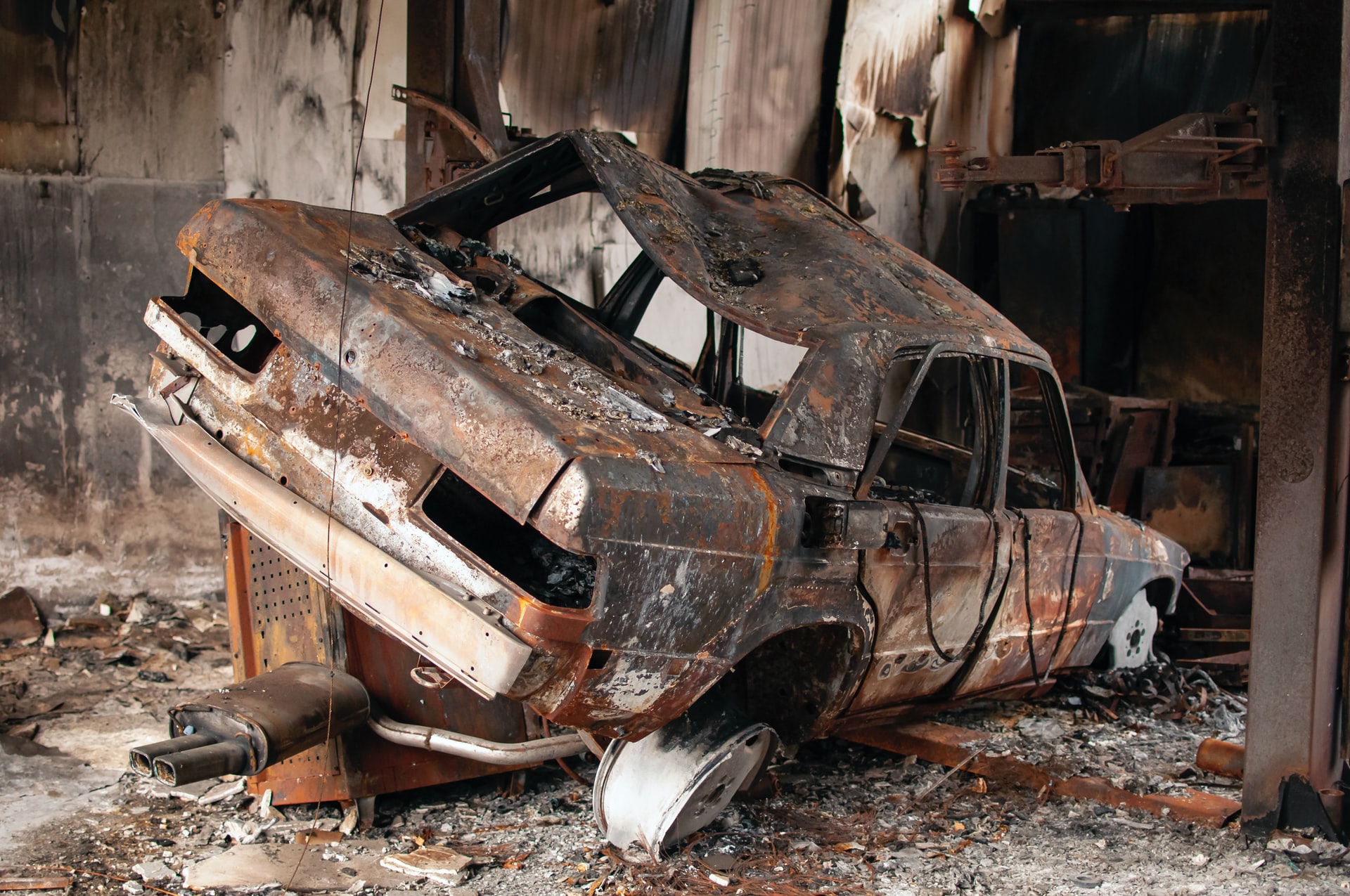How to find a junkyard that buys used cars?